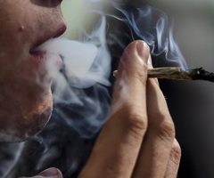 Cannabis : L’Observatoire des drogues émet des réserves sur la mise en place d’amendes